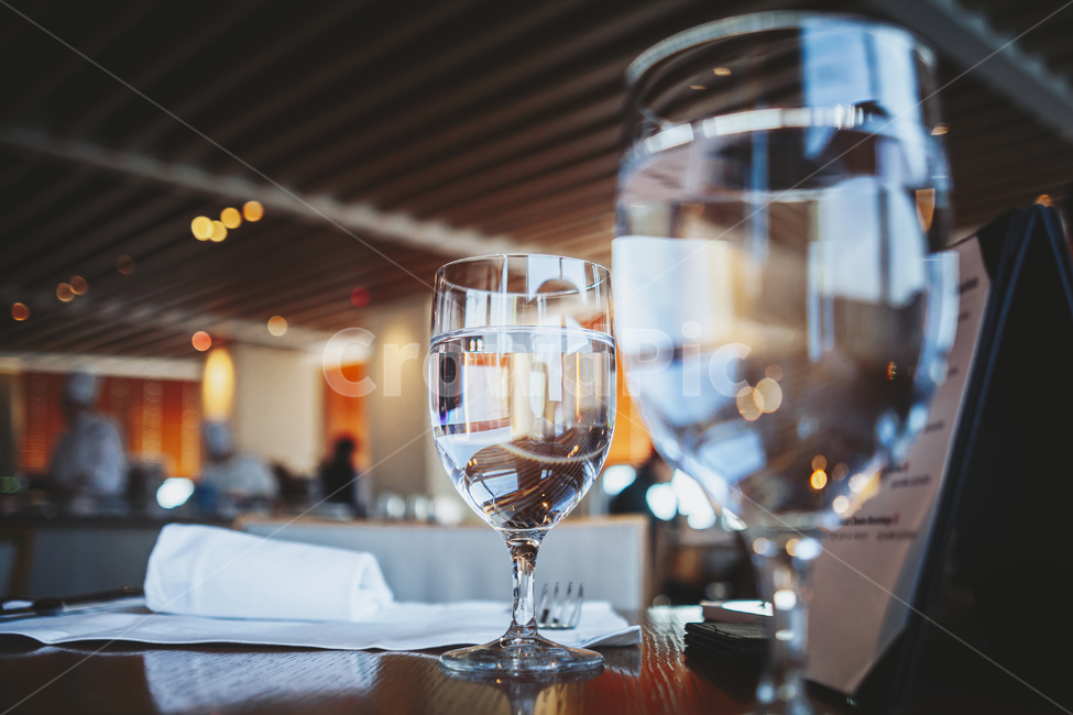 반사,reflection,잔,유리잔,물,glass,유리,goblet,고블릿,winegalss,테이블,restaurant,레스토랑,접사,macro,waterglass