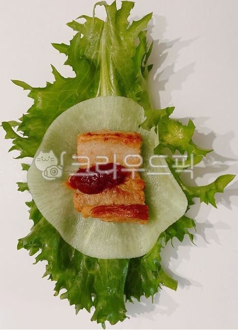 돼지고기,삼겹살,고기쌈,야채,채소,무쌈,와사비무쌈,고추장,절인무,무절임,쌈,쌈채소,음식,요리,식사,식재료,vegetable,food,dish,cook,meal,pork,meat,음식,식재료,요리,food,cook,meal,dishes,food reserves