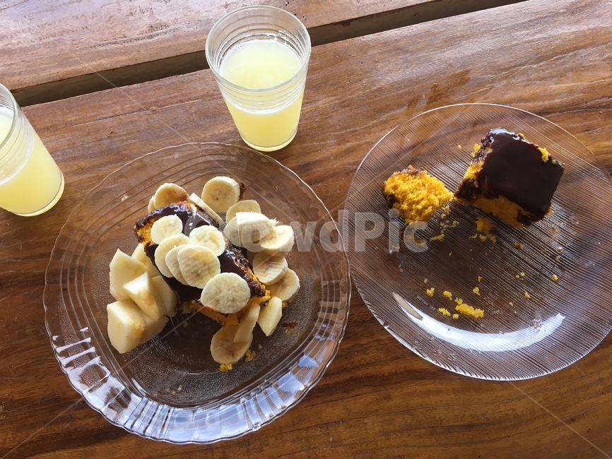 당근케이크,carrotcake,바나나,주스,디저트,브라질,케이크,과일,홈메이드,원목,유리,접시,그릇,음식,brazil,homemade,dessert,fruit,banana,juice,wood,desk,glass,dish,plate,food