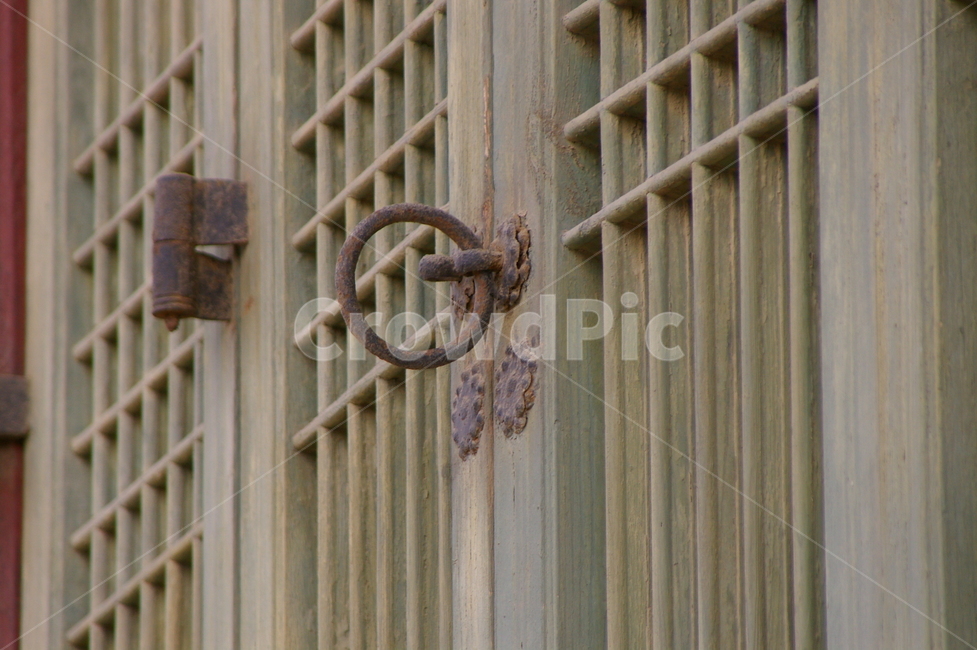 door,old,pattern,Korean,handle,windows,doorknob,outdoor,rust,Gyeongbokgung,korea,sight,old palace,Korean tradition