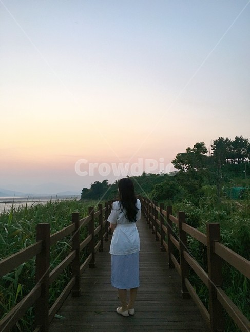 여자,고독,노을,이별,순천와온해변,와온해변,뒷모습,긴머리,여름패션,단정한옷,단정한의상,여름밤,밤해변