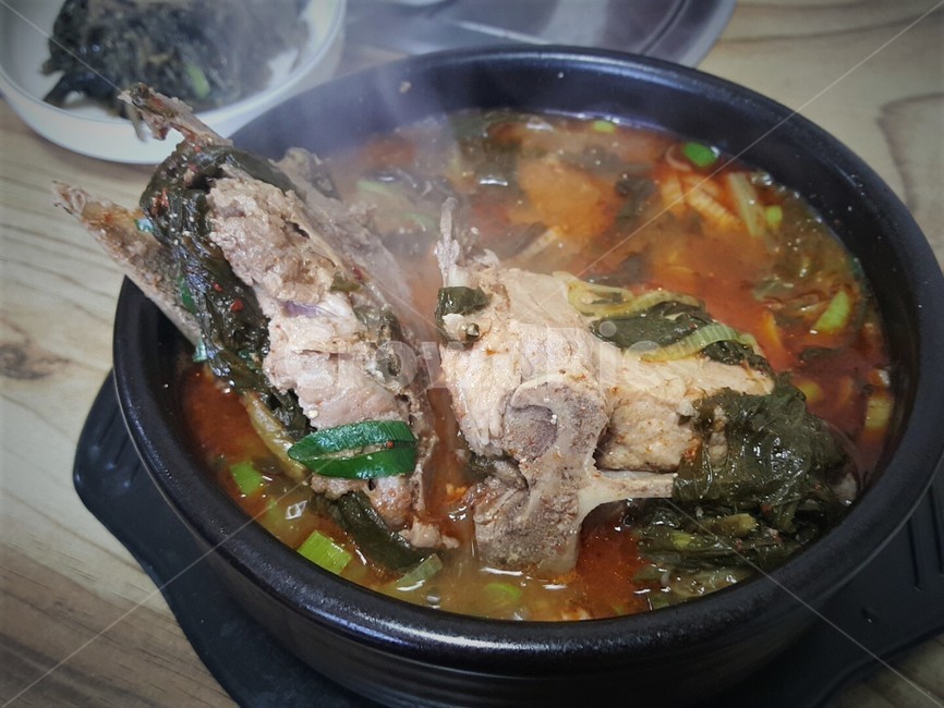 food,음식,dish,요리,식사,뚝배기,감자탕,뼈다귀탕,해장국,뼈해장국,한식,국밥,시레기국,뼈다귀해장국
