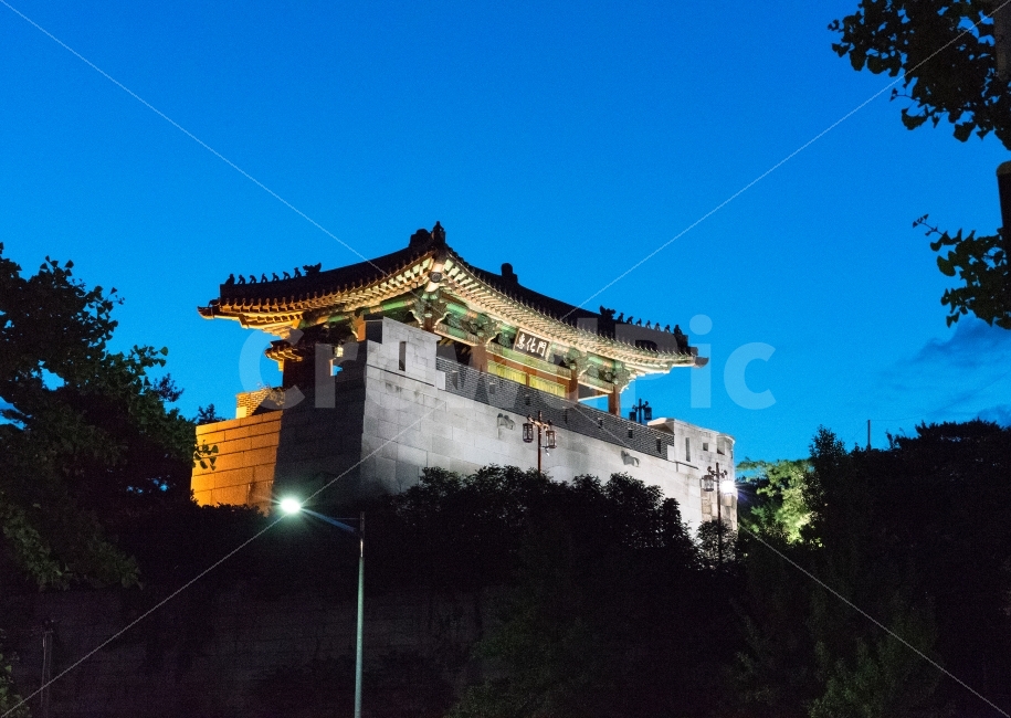 혜화문,동대문,대학로,야경,landscape,nightview,nightscape,야경,밤,풍경,nightscape,night,landscape,랜드마크,landmark,tourist attraction,한국전통,한국문화,korean traditional,korean culture,architecture,건축물,building,건물,shrine,신사,pagoda,탑,worship,예배
