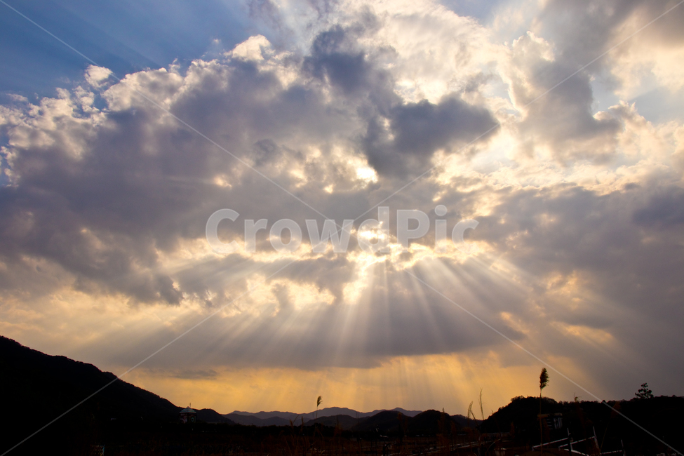 beam,evening glow,tindle,tyndall,sun,scene,cloud,superb view,beautiful,mountain,view,light effect,sight,Tindle phenomenon,sky,natural,nature,tyndalleffect,Lighting phenomenon,dinner,shine,outdoor,sunlight,sunbeam,Tyndall effect,light,sunset,natural phenom