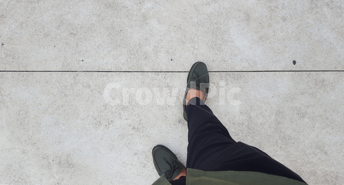 선밟기,ontheline,신발,스타일,올리브,clothing,의류,apparel,콘크리트,사람,인물,인간,human,person,패션스타일,의상,fashion,style