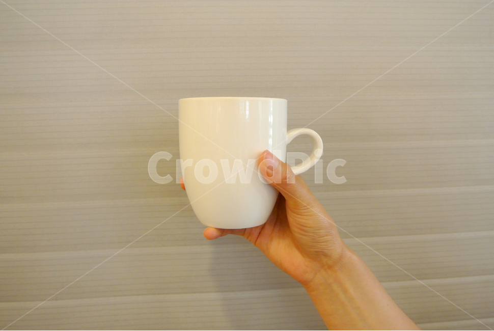 컵,커피컵,사람,손,인간,손가락,신체일부,블라인드,머그컵,흰색,흰색컵,coffeecup,cup,person,human,hand,신체일부,몸,body,사물,물건,오브젝트,thing,object,matter