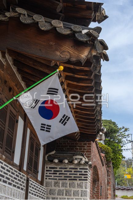 태극기,대한민국태극기,휘날리는,광복절,휘날리다,국경일,한옥,목조건물,전통주택,전통가옥,우리나라국기,flag,nationalflag