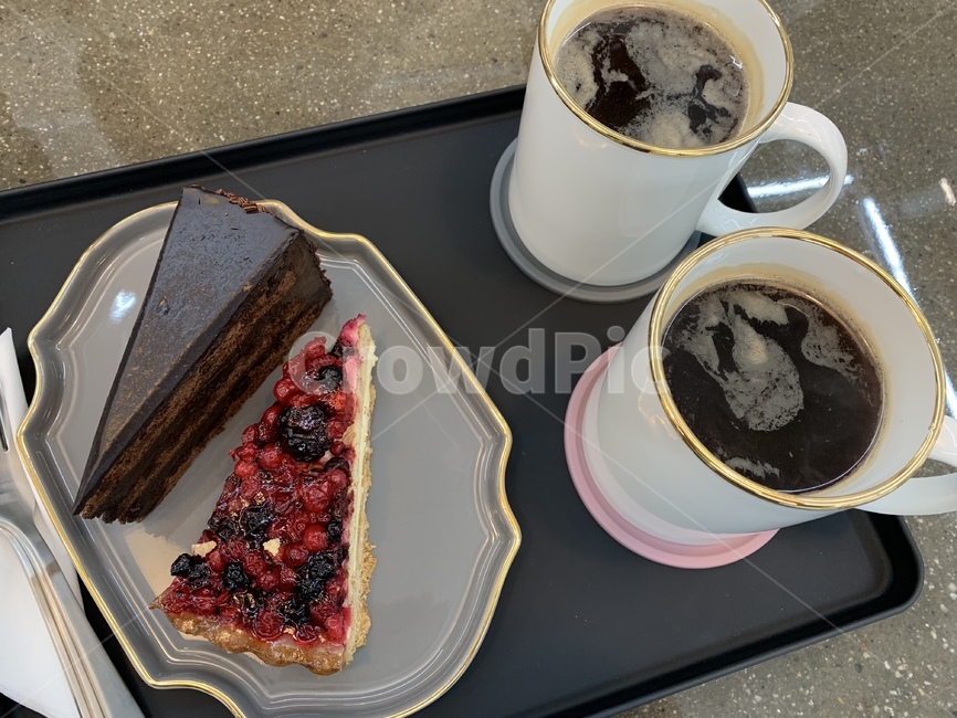 커피,머그,카페,디저트,케이크,베리,초콜릿,초코,오후,휴식,커피잔,접시,cafe,coffee,cake,plate,dish,mug,cup,아메리카노,쟁반,후식