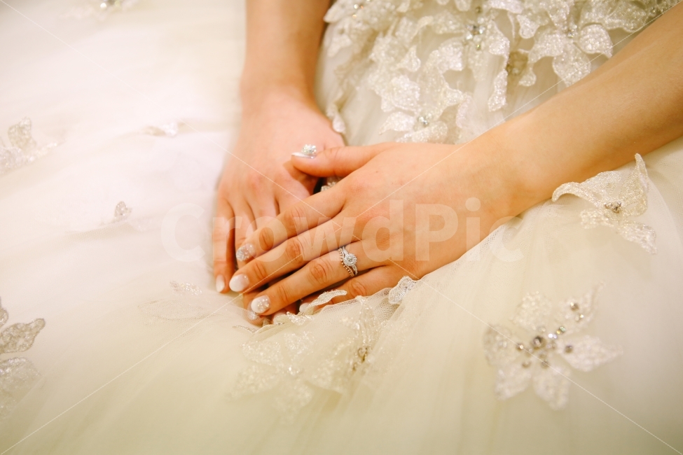 dress,wedding ring,marriage preparation,ring,marry,diamond ring,Diamond,Nail,marriage,person,wedding,wedding nails,hand