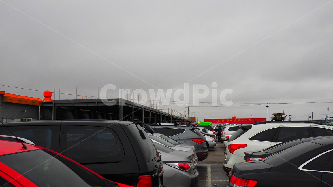 주차장,빨간자동차,잿빛하늘,자동차,차량,parking,parkinglot,parkingspace,cars,grey,교통,교통수단,traffic,transportation