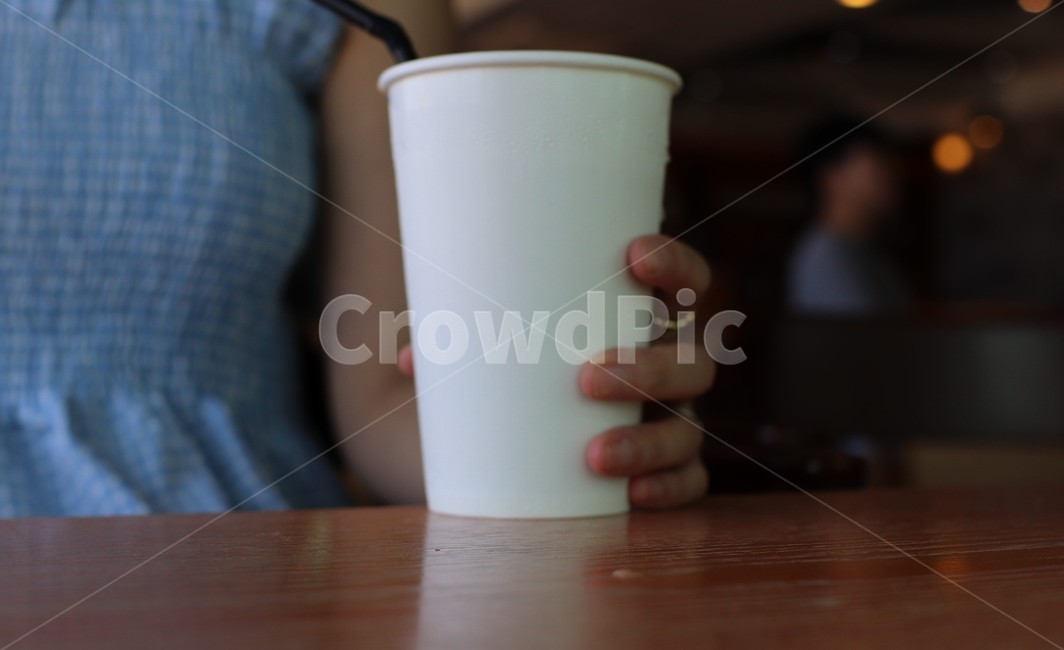 컵,인물,손,컨셉,여자,포즈,여름,여성,사람,인간,빨대,여유,힐링,혼자,종이컵,음료,음료수,커피,카페,그림자,명암,클로즈업,초점,cup,sky,blue,파랑,파란,파랑색,파란색,coffee,cafe,summer,trvel