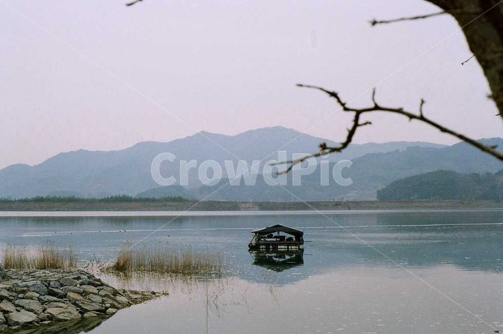 nature,자연,water,교통,transportation,차량,보트,boat,vehicle,물,outdoors,옥외,저수지,가을,낚시,나무가지,산