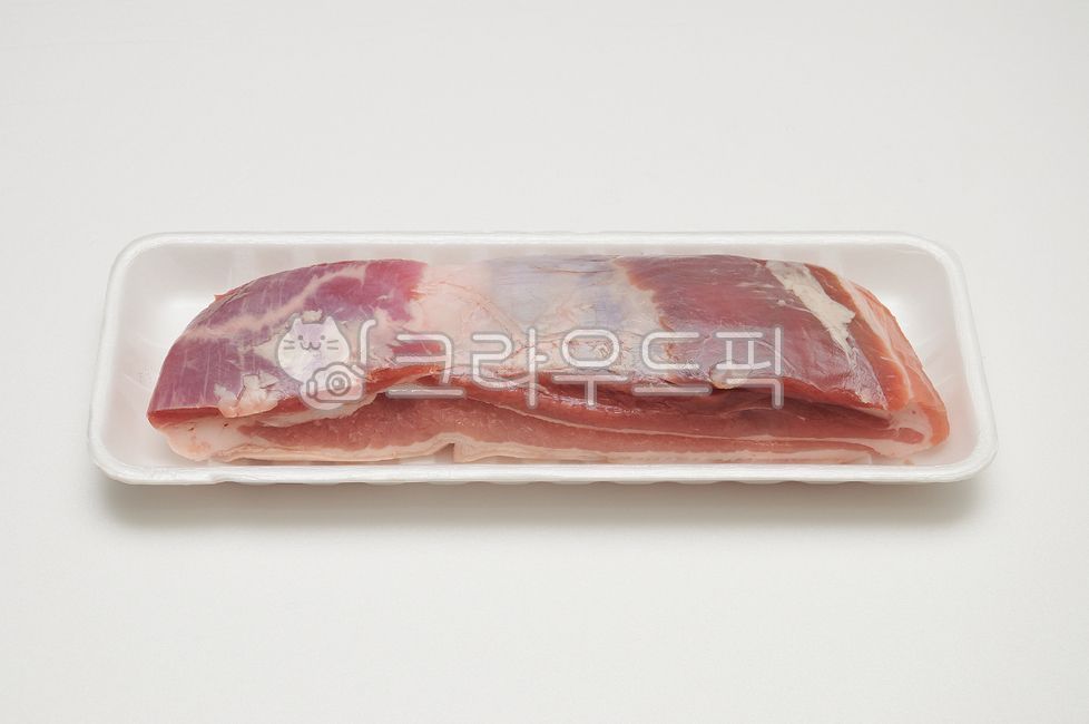 Samgyeopsal,raw pork,uncooked pork,pork,pork pieces,styrofoam tray,white background,butcher shop,meat cutting,raw meat,food ingredients,cooking ingredients,pork dishes,barbecue meat,Korean barbecue,fresh food,meat preparation,raw pork bel