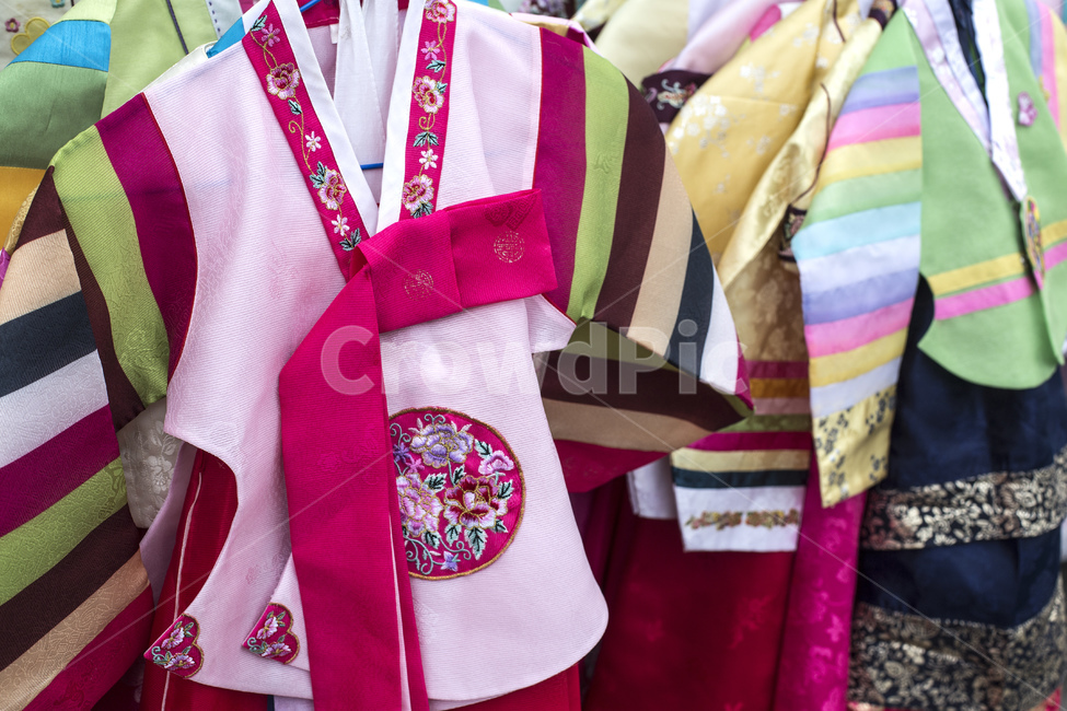 어린이옷,어린이한복,한복,의류,전통의상,아시아,아름다운,아름다움,밝은,어린이,옷,컬렉션,화려한,의상,문화,귀여운,디자인,디스플레이,드레스,소녀,유아,키즈,한국,작은옷,전통적인,새로운,오래된,동양,파스텔,분홍색,실크,전통,젊은,저고리,자수,한국적인,알록달록,색동저고리,노점,한국전통,한국문화,korean traditional,korean culture,한복,한국전통의상,hanbok,korean traditional clothes,패션스타일,의상,fashion,style