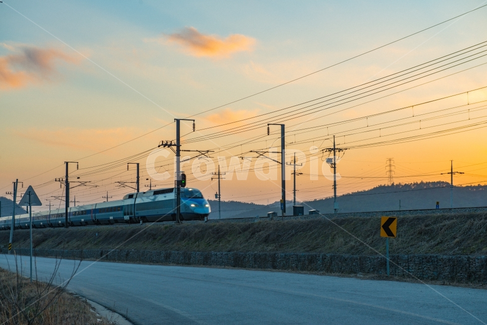 기차,철로,기찻길,여행,노을,철도,석양,교통,교통수단,traffic,transportation,road,도로,railway,train track,rail,레일