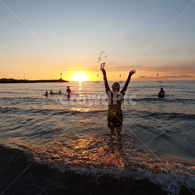 light,빛,flare,플레어,nature,person,옥외,outdoors,자연,사람,human,인간,water,물,햇빛,sunlight,여자,노을,바다,sea,beach