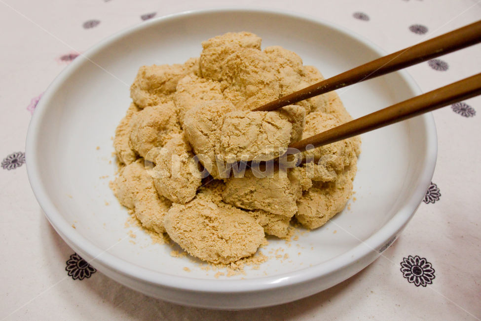 인절미,떡,디저트,명절음식,한식,명절,음식,인절미떡,홈메이드,건강음식,수제,간식,수제간식,건강,건강한,한국음식,홈메이드간식,건강식,건강간식,요리,콩가루,인절미콩가루,콩고물,떡고물,나무젓가락,그릇,접시,food,injeolmi,ricecake,homemadefood,homemade,healthfood,healthyfood,koreanfood,koreanricecake,beanflour,ricecakes,cooking,delicious,dessert,korea,woodenchopsticks,chopsticks,eat,plate,snack,sweet,tasty,음식,식재료,요리,food,cook,meal,dishes,food reserves,한식,한국음식,한국요리,korean food,korean dishes,korean meal,korean cook,디저트,간식,후식,dessert,snack