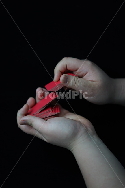 화투,화투패,고스톱,한국전통,도박,게임,놀이,손가락,손동작,패섞기,섯다,하나후다,사람,인물,인간,human,person,신체일부,몸,body,게임,오락,놀이,game,play