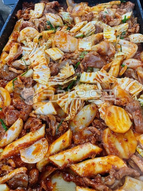 오리주물럭,오리주물럭철판구이,오리주물럭구이,구이,오리고기,주물럭,양념,오리주물럭철판볶음,볶음,오리주물럭볶음,철판구이,야채,채소,고구마,배추,부추,음식,요리,식사,식재료,dish,food,meal,cook