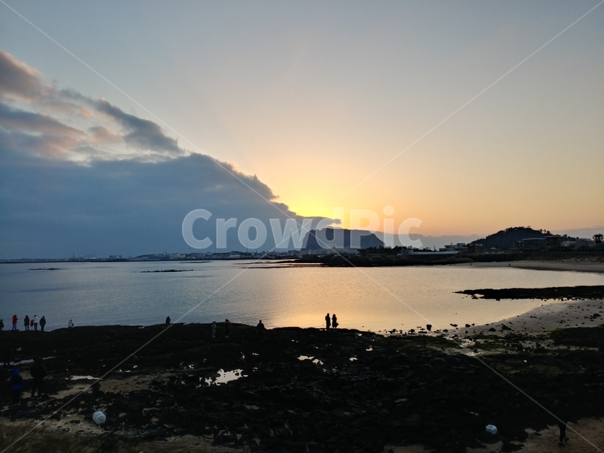 해돋이,바다,해안,태양,하늘,구름,밝은,자연,일출,sun,sky,sunrise,sea,coast,light,nature,사람들,사람,새해,힐링,healing,빛,자연,풍경,nature,landscape,한국자연풍경,한국자연경관,korea nature landscape,제주도,jeju,jeju island,outdoors,옥외,land,땅