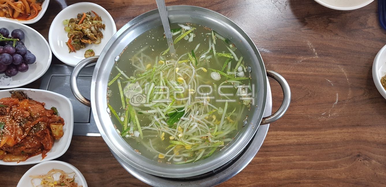 side dish,cold soup,pot,Cucumber cold soup,cucumber,plant,bowl,vegetable,food