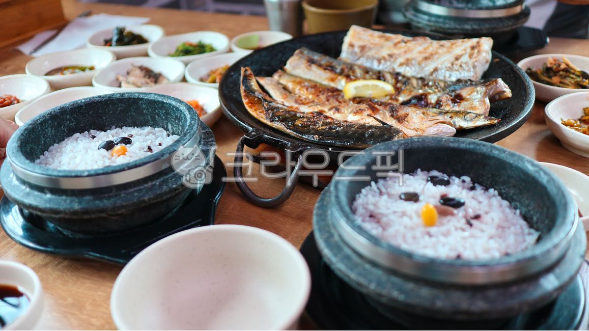 Fresh,Bluebacked fish,stone pot rice,mackerel,Yeonsoo Lim,Hanjeongsik,Korean home food,cooking,roast,seafood,Cutlassfish,cook,Korean cuisine,Korean,dishes,Grilled Fish,Assorted grilled fish,food,Pacific saury,Korean meal,meal,stone pot,Korean home meal,fi