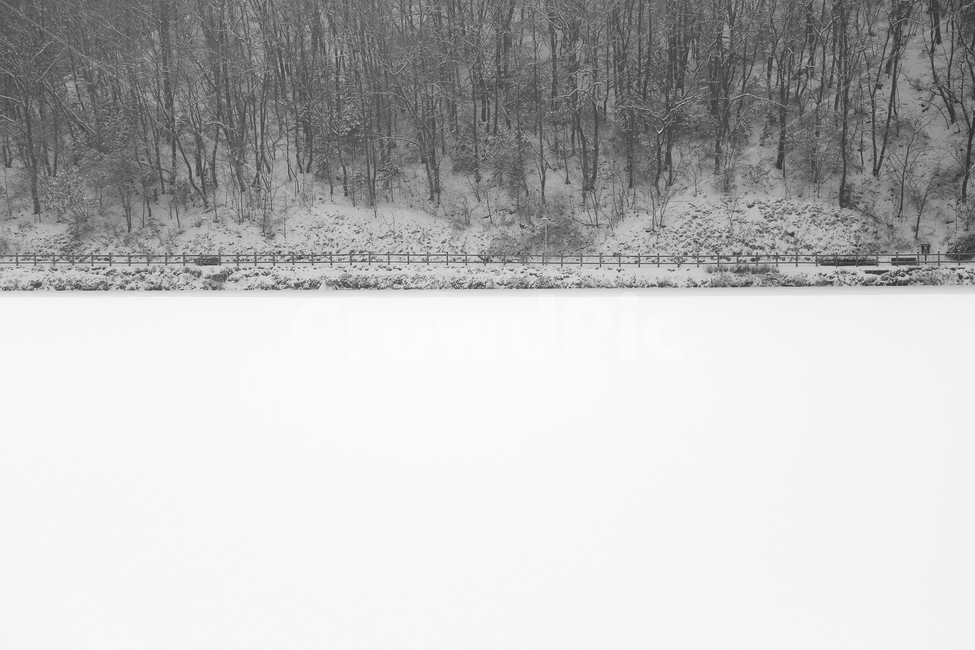 눈,snow,겨울,설경,소복한눈,하얀세상,폭설,호수,얼음,겨울,계절,winter,season,자연,풍경,nature,landscape,흑백,모노톤,monochrome,black and white,blizzard,눈보라,storm,폭풍,outdoors,옥외