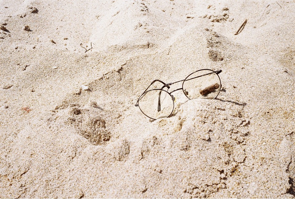안경,사물,모래,감성,필름,필름사진,해변,바다,beach,sea,패션스타일,의상,fashion,style,감성,sensible,feeling,사물,물건,오브젝트,thing,object,matter