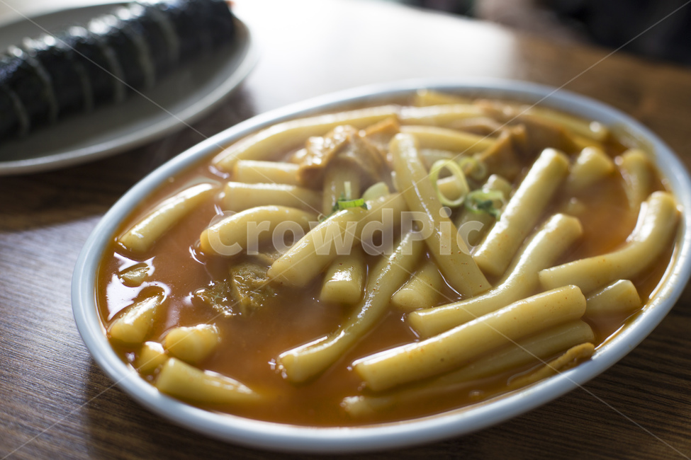 떡볶이,분식,쌀떡,밀떡,떡,고추장,국물,김밥,접시,분식집,음식,요리,한식,어묵,대파