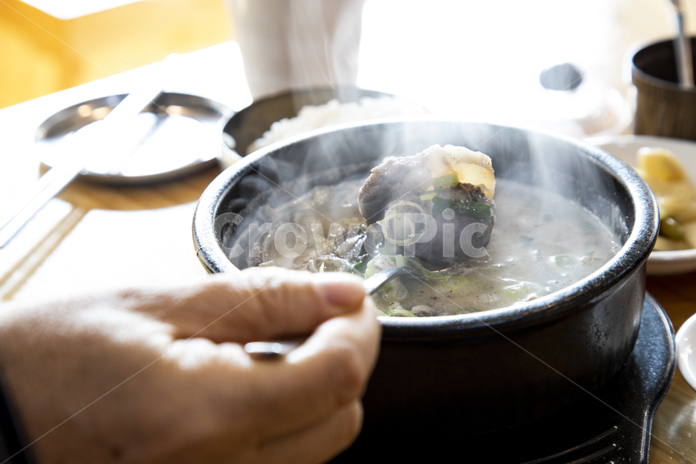 음식,순대국,뚝배기,김,모락모락,피어나는,수증기,국물,파,양념,식당,식사,받침,건더기,숟가락,손,돼지고기,내장,순대,공기밥,반찬,한국전통음식,전통음식,생활,음식,식재료,요리,food,cook,meal,dishes,food reserves