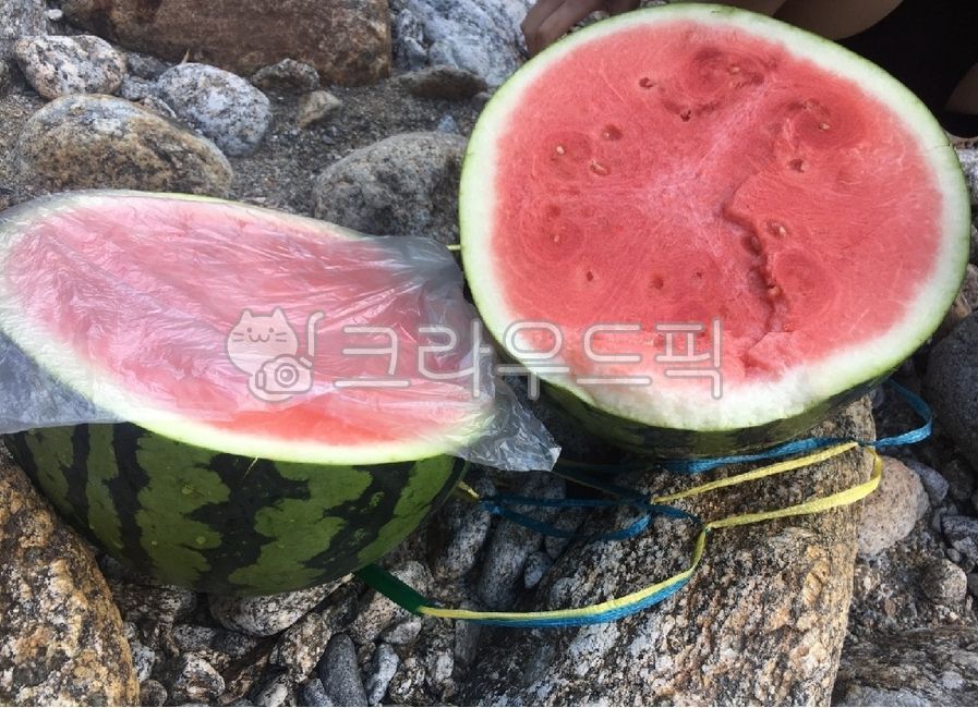 summer fruit,fruit,cut watermelon,watermelon,watermelon cross section,food