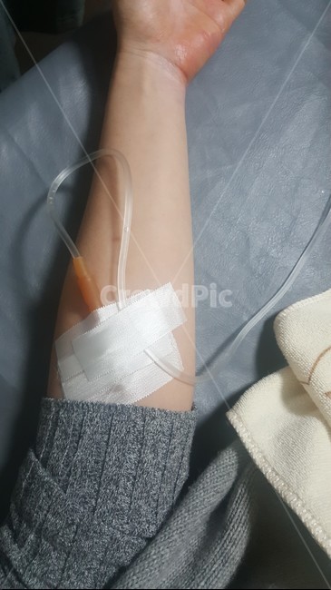 링거,링겔,병원,응급실,간호,입원,건강,아픔,질병,의료,의학,hospital,medical,환자,손,수액,신체일부,병,주사,ringer,팔,영양제,감기,독감,포도당,침대,의료,의학,병원,medical,hospital,clinic