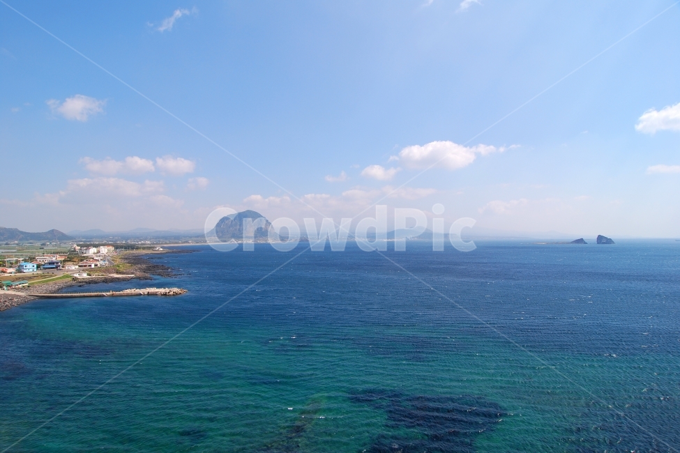 제주도,제주,바다,푸른바다,푸른,산방산,하늘,배경,백그라운드,대양,풍경,구름,마을,선착장,바다사진,풍경사진,자연,풍경,nature,landscape,한국자연풍경,한국자연경관,korea nature landscape,제주도,jeju,jeju island,outdoors,옥외,land,땅,sea,water,물,ocean,shoreline,해안선