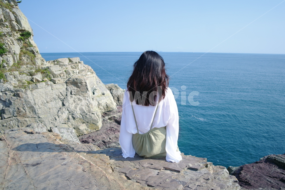 여행,하늘,뒷모습,감성,바다,국내여행,바람,절벽,sky,trip,travel,사람,인물,인간,human,person,여성,여자,woman,female,lady