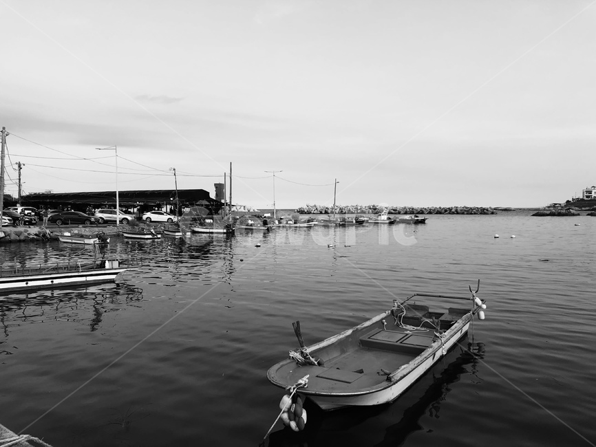 흑백,감성,바다,배,하늘,파도,느낌,흑백,모노톤,monochrome,black and white,산업,industry,industrial,어업,fishery,fishing industry