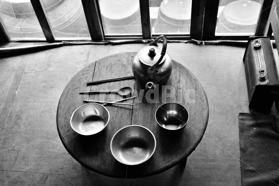 빈티지,밥상,숫가락,젓가락,주전자,장독대,창문,유리창,기념관,복원,유물,라디오,방안,원형,밥그릇,술잔,양은그릇,흑백,bw,기록,역사,흔적,시골,안방,담요,추억,회상,기억,메모리,빈티지사진,빈티지느낌,빈티지감성,vintage,흑백,모노톤,monochrome,black and white,사물,물건,오브젝트,thing,object,matter