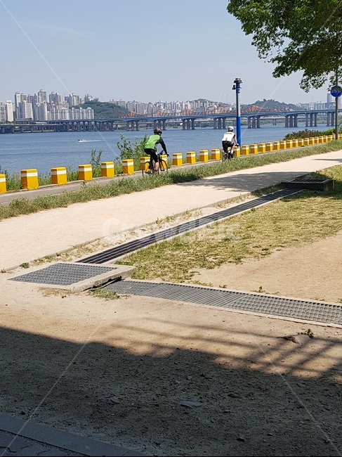 한강,자전거,서울,한강변,오후,도시,풍경,city,landscape,한국도시풍경,한국도시경관,korea cityscape,스포츠,레저,운동,sports,leisure,exercise,건강,헬스웨어,헬스케어,healthware,health care,path,통로
