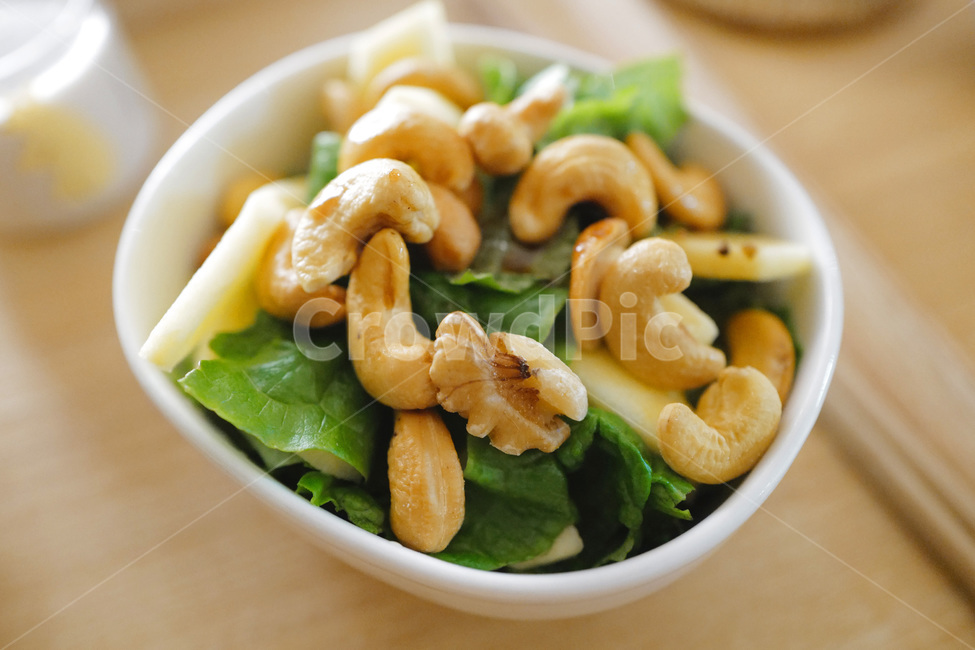 샐러드,야채샐러드,견과류,상추,흰접시,쟁반,나무젓가락,salad,건강식,식사,한끼식사,건강,헬스웨어,헬스케어,healthware,health care,음식,식재료,요리,food,cook,meal,dishes,food reserves