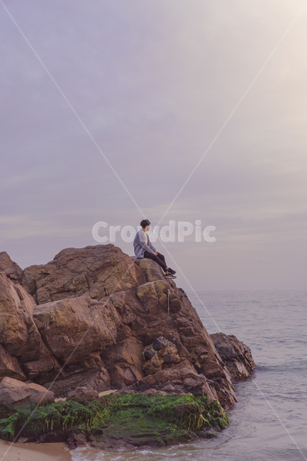 바다,바닷가,바위,파도,자연,outdoors,옥외,cliff,낭떠러지,person,사람,human,인간,인물,돌,물,언덕,사람,인물,인간,human,person,남성,남자,man,male,여행,휴가,traveling,vacation,trip