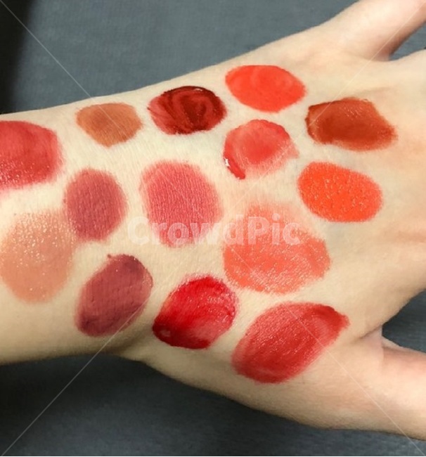 립스틱,립메이크업,입술,화장,화장품,lip,lipstick,lipmakeup,makeup,beauty,cosmetic,colorful,뷰티,미용,beautytreatment,발색,빨간색,분홍색,빨강,빨간,부농부농,톤온톤,body,손등,색감,컬러,사람,사람손,사람손등,human,person,신체일부,주황색,주황,red,pink,orange