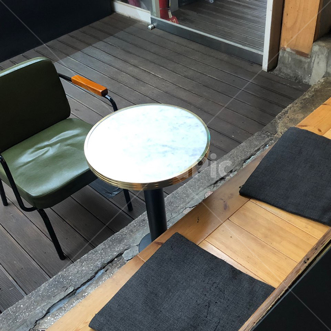 녹색의자,카페인테리어,원형테이블,가죽의자,방석