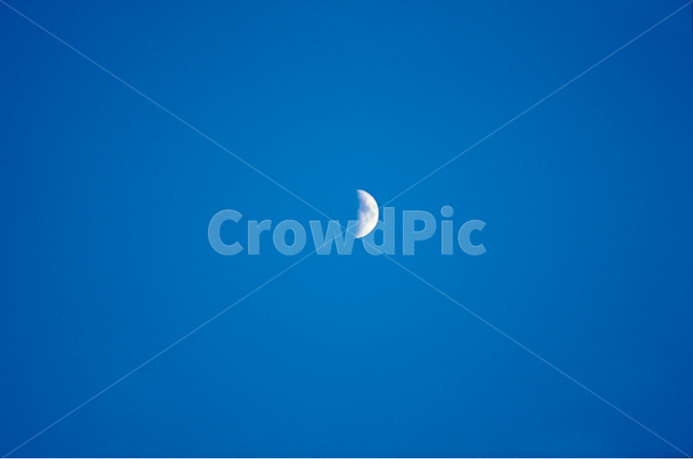 자연풍경,하늘,달,배경,새벽,blue,white,맑은,자연,풍경,nature,landscape,outdoors,옥외,universe,우주,space,moon,night,밤,astronomy,천문학,outer space,대기권 밖