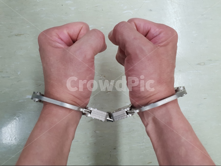수갑,감옥,검거,handcuffs,cuffs,경찰수갑,경찰,죄수,붙잠힘,체포,족쇄,사람,인물,인간,human,person,신체일부,몸,body,공포,호러,무서운,무서움,horror,terror,fear