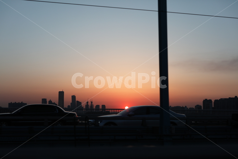 노을,해질녘,sunset,야경,도시,하늘,도시,풍경,city,landscape,실루엣,그림자,silhouette,shadow,교통,교통수단,traffic,transportation,nature,자연,outdoors,옥외,sky,dusk,황혼,일몰,red sky,붉은 하늘,dawn,새벽