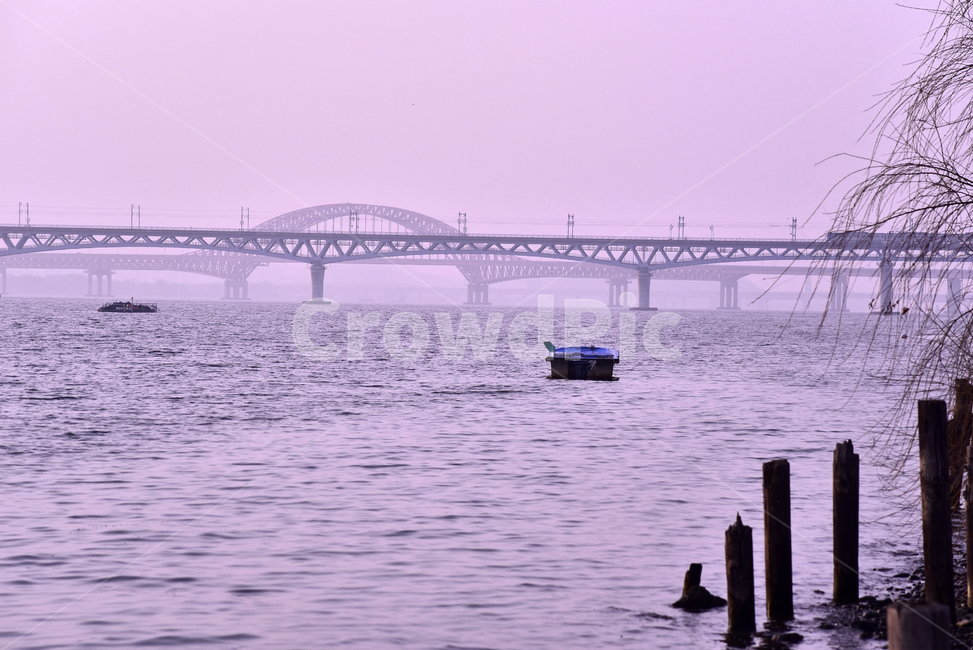 다리,교각,한강,한강대교,배,물,강물,water,river,bridge,철교,배한척,배경,바탕,백그라운드,야외,옥외,outdoor,연보라색,건축물,ship