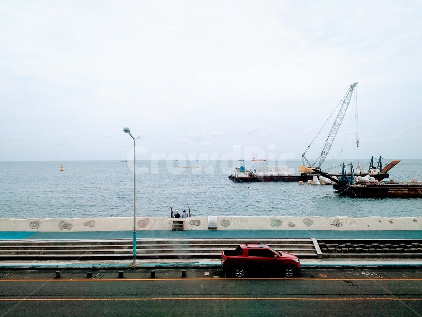 해안,해안선,항구,큰배,바다,해안산책로,휴식,빨간자동차,방파제,horizon,sea,harbor,ship,redcar,seawall,한적한,조용한,silent