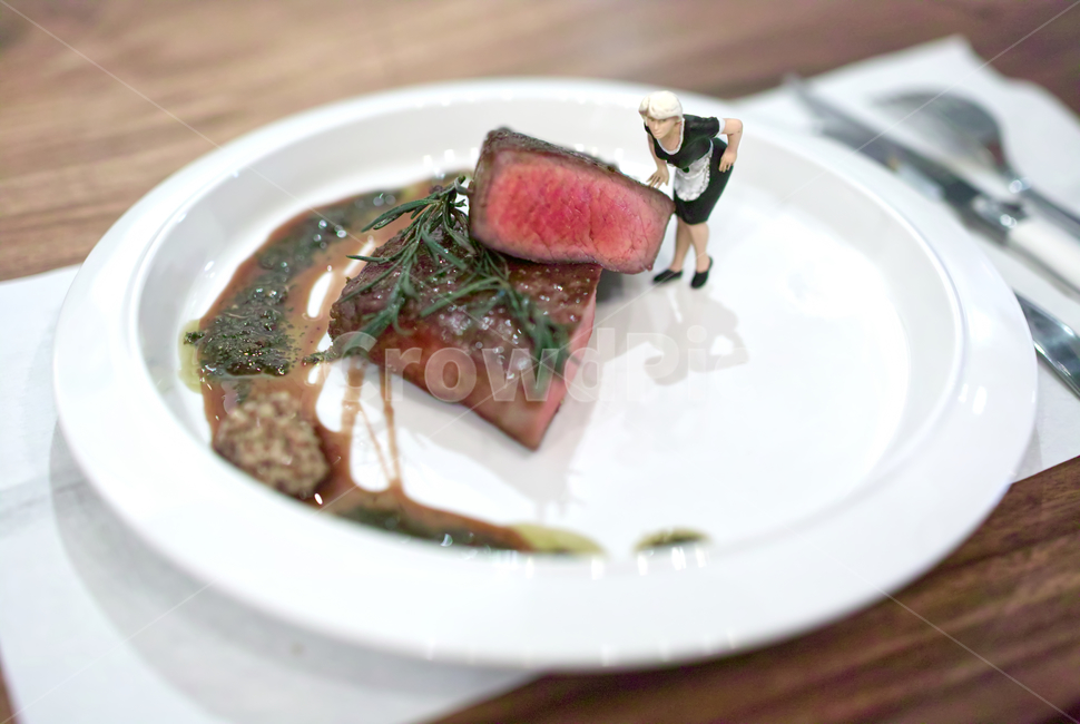 스테이크,스테이크하우스,레스토랑,채끝,채끝살,striploin,쇠고기,외식,패밀리레스토랑,식탁,식사,키친,kitchen,restaurant,steak,요리,음식,food,meal,waitress,웨이트리스,음식,식재료,요리,food,cook,meal,dishes,food reserves,양식,서양음식,서양요리,western food,western dishes,western meal,western cook