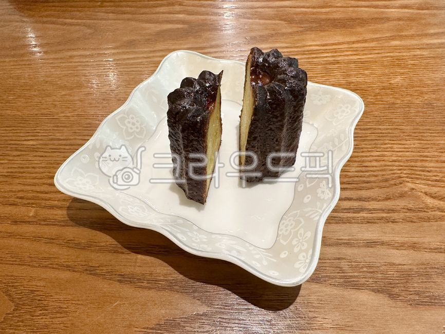 bread,dessert,bakery,snack,canel,sweets,roast