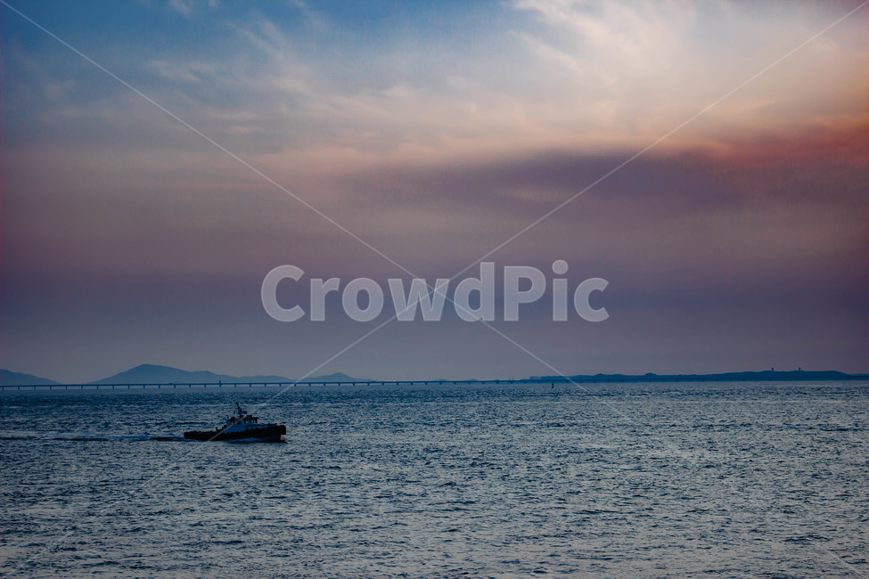 바다,작은배,배,구름,평행선,일몰,바다view,view,자연,풍경,nature,landscape,leisure activities,레저 활동,adventure,모험,vehicle,차량,boat,보트,transportation,교통