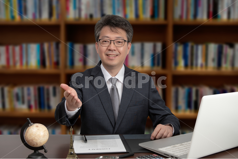 비즈니스,중년,남성,남자,비즈니스맨,비지니스,비지니스맨,1명,중장년,40대,50대,회사원,사업,웃는,사업가,정장,양복,슈트,지구본,책장,노트북,컨셉,개념,책,책꽂이,한국인,사장,회장,매니저,관리자,ceo,사장님,컨설팅,컨설턴트,계약,회계사,법무사,변호사,계약서,성공한,미소짓는,미소,돋보기,일본인,중국인,아시아인,사람,인물,인간,human,person,남성,남자,man,male,산업,industry,industrial,비즈니스,사업,business,service,work